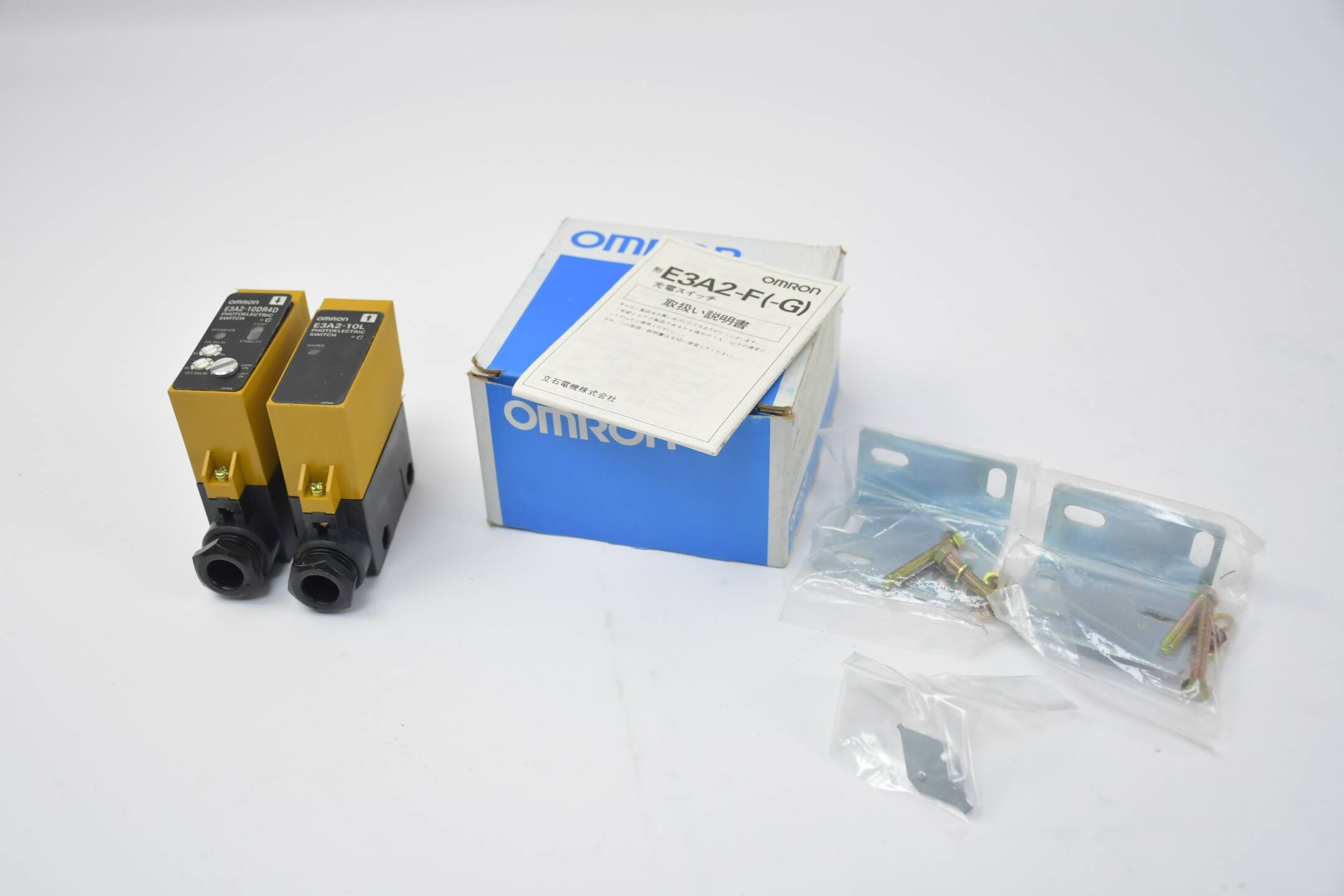 Omron Photoelectric Switch 24 to 240 VAC, 12 to 240 VDC ( E3A2-10DR4D-G )