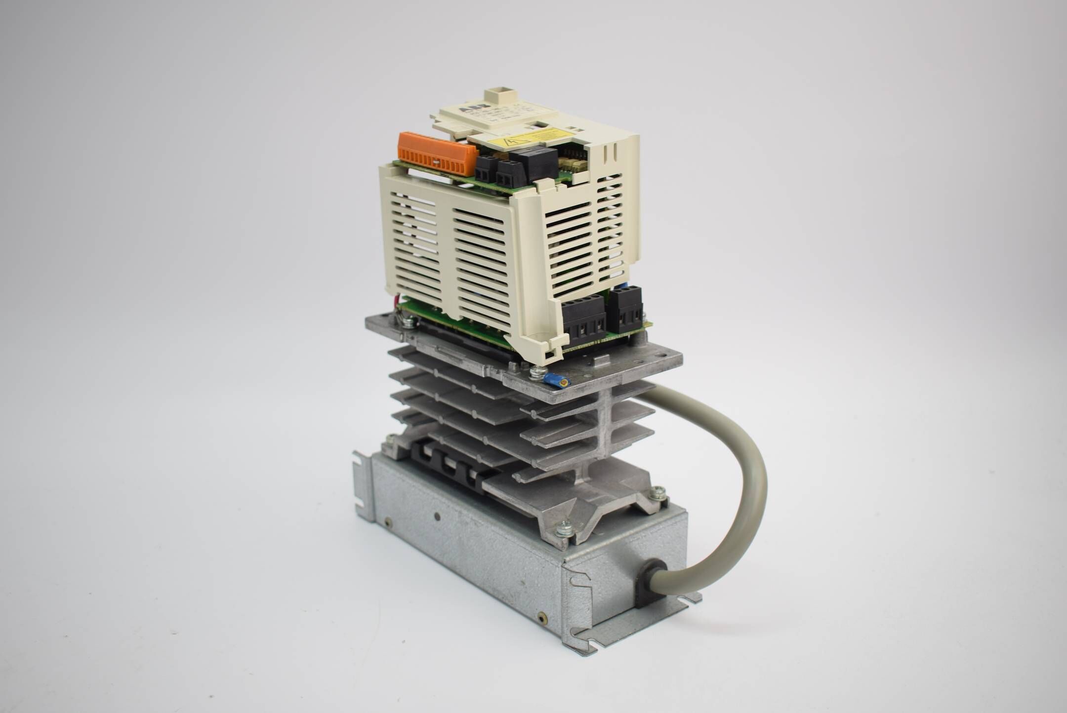 DEFEKT ABB Frequenzumrichter ACS 143-1K6-3 ( inkl. ACS 140-IFAB-3 )