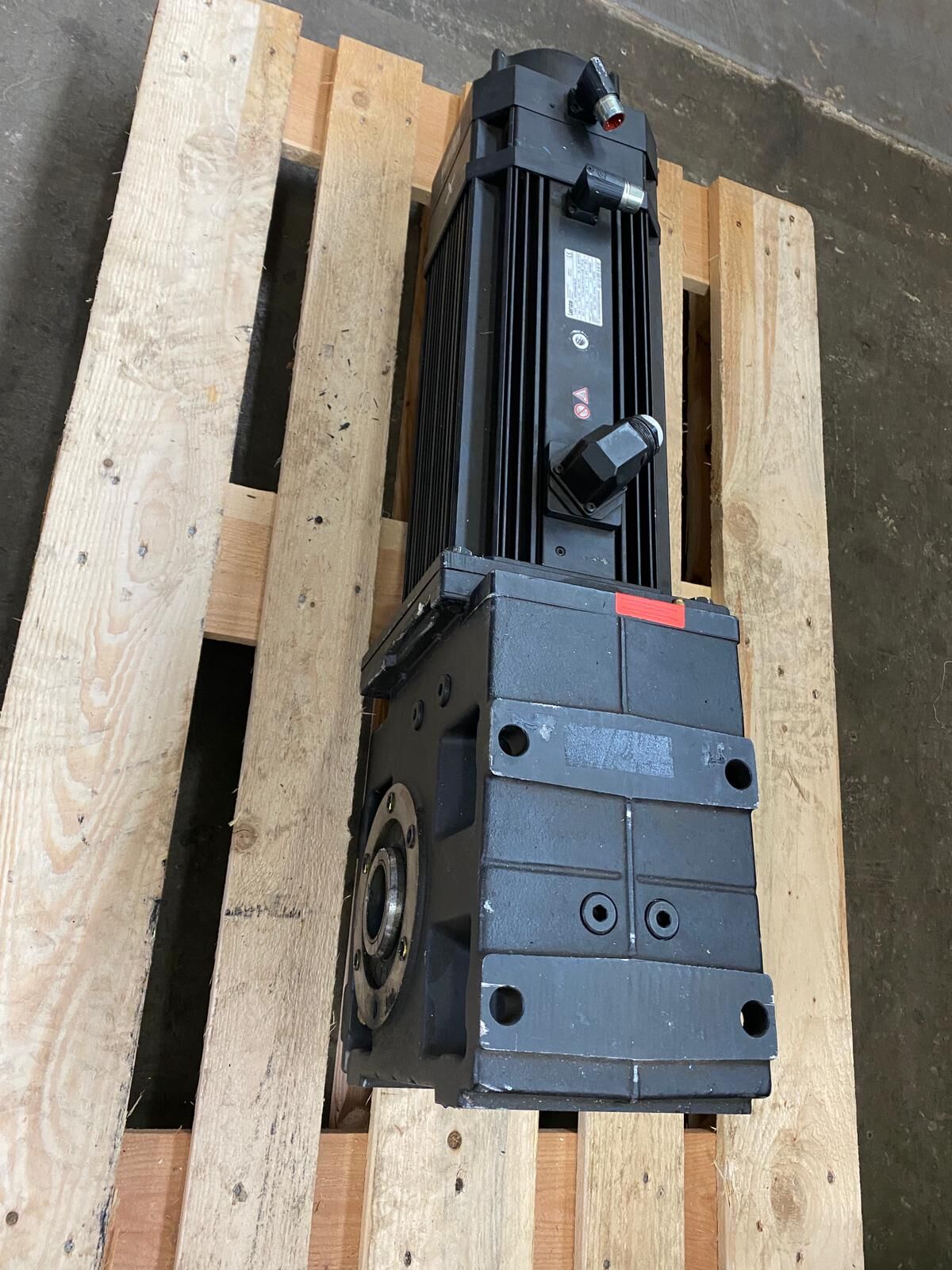 Lenze MDFKABA100-22 ( 00413628 ) + GKS07-3ASAR-100C22 5003 C