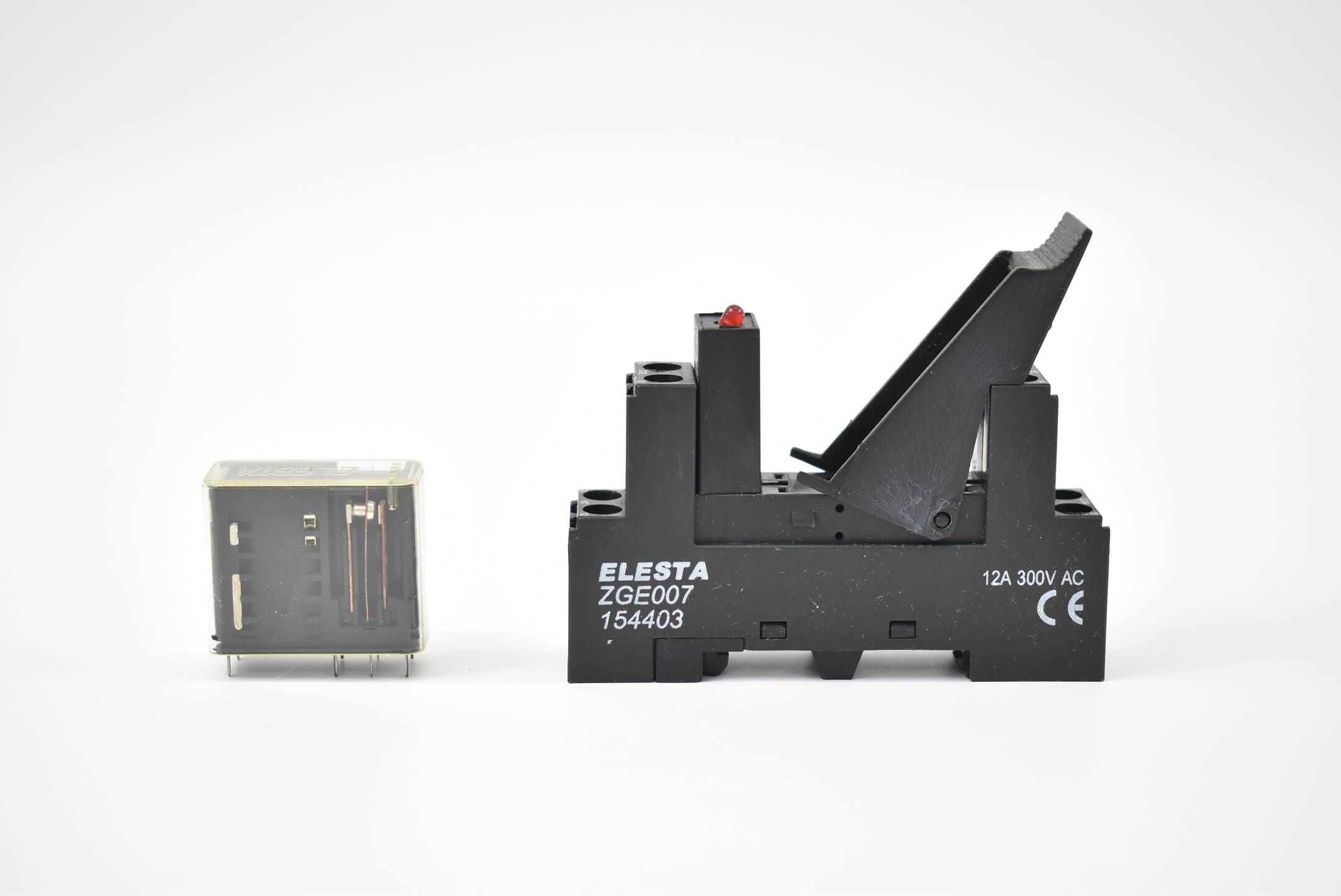 Elesta Relaissockel 154403 ( 12A 300V ) inkl. Relais SGR 282 ( 119644 )