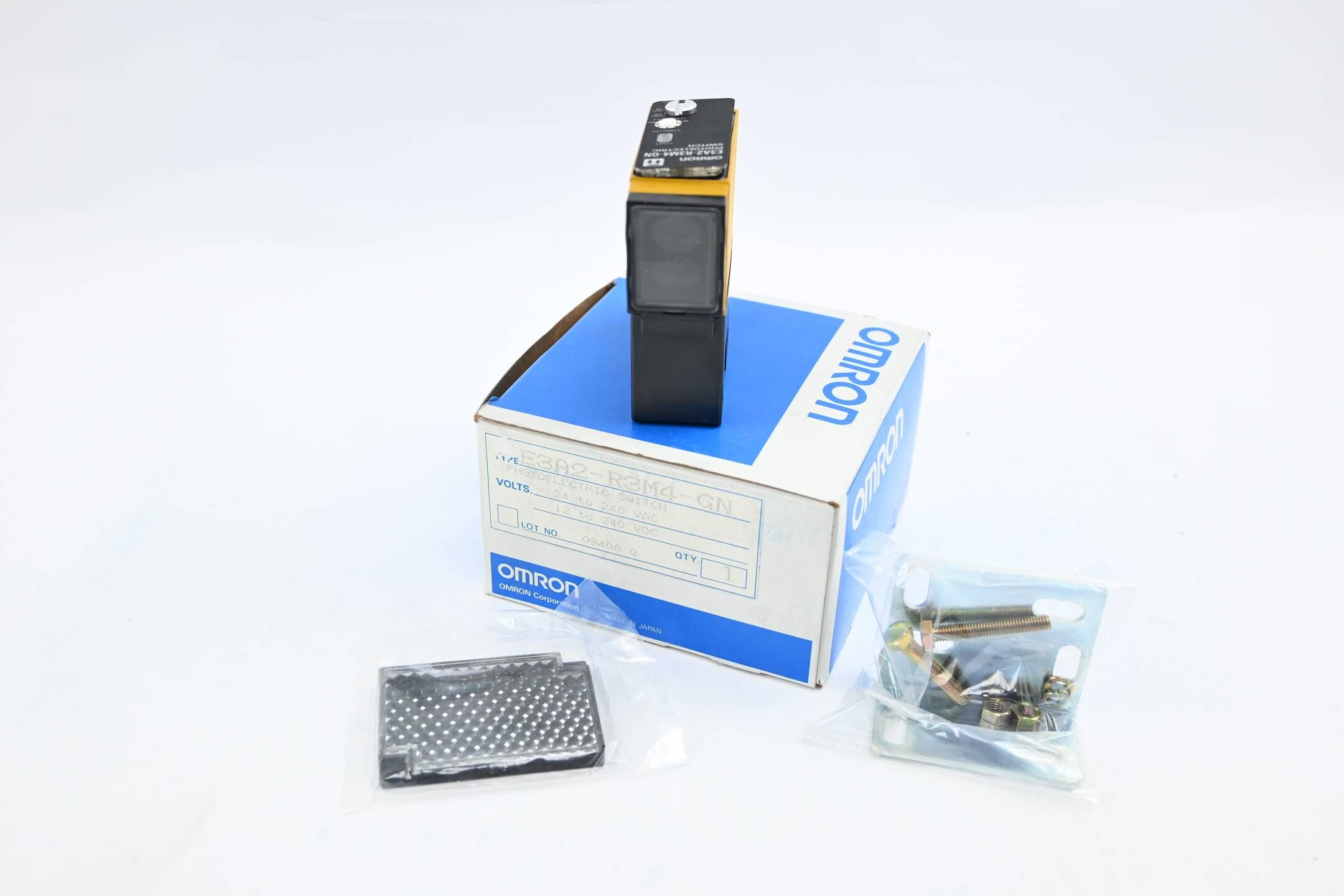 Omron Photoelectric Switch 24-240VAC 12-240VDC ( E3A2-R3M4-GN )