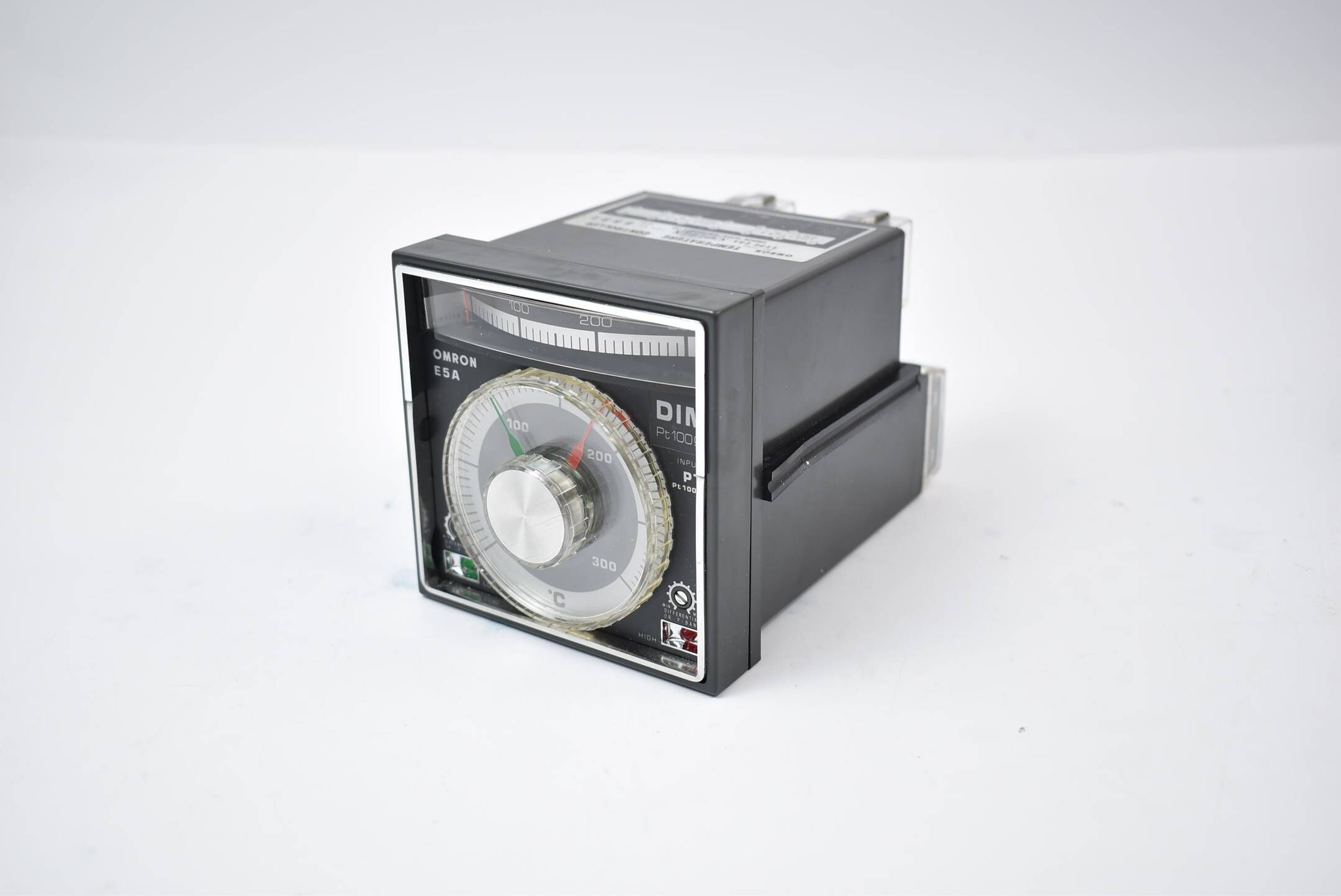 Omron Temperature Controller E5A-X3PTDIN 0-300°C 110 / 220 VAC