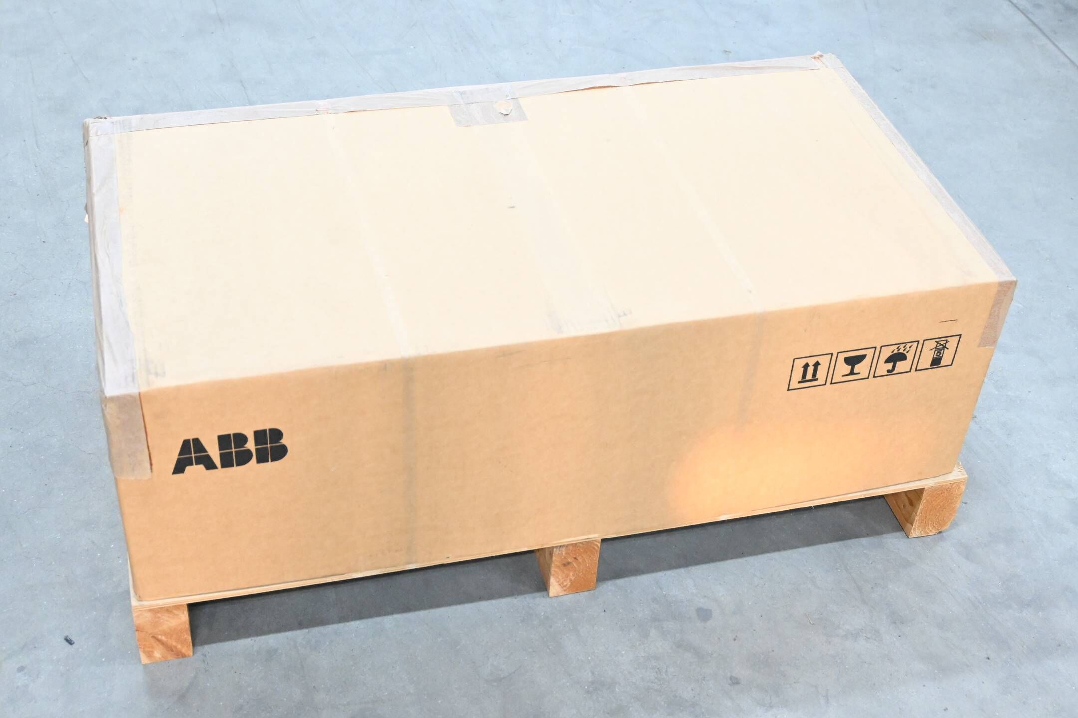 ABB Frequenzumrichter ACS880-104-0190A-7+N8010+P904