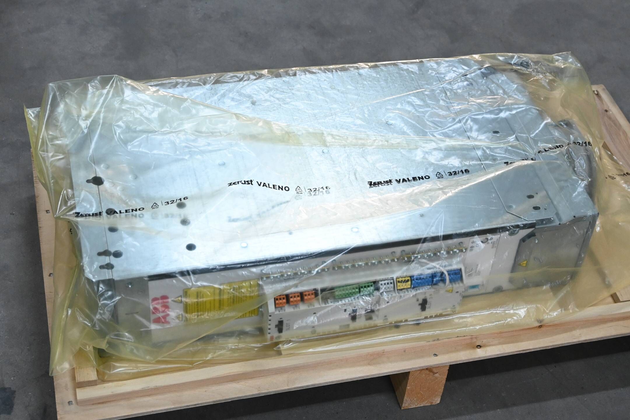 ABB Frequenzumrichter ACS880-104-0190A-7+N8010+P904