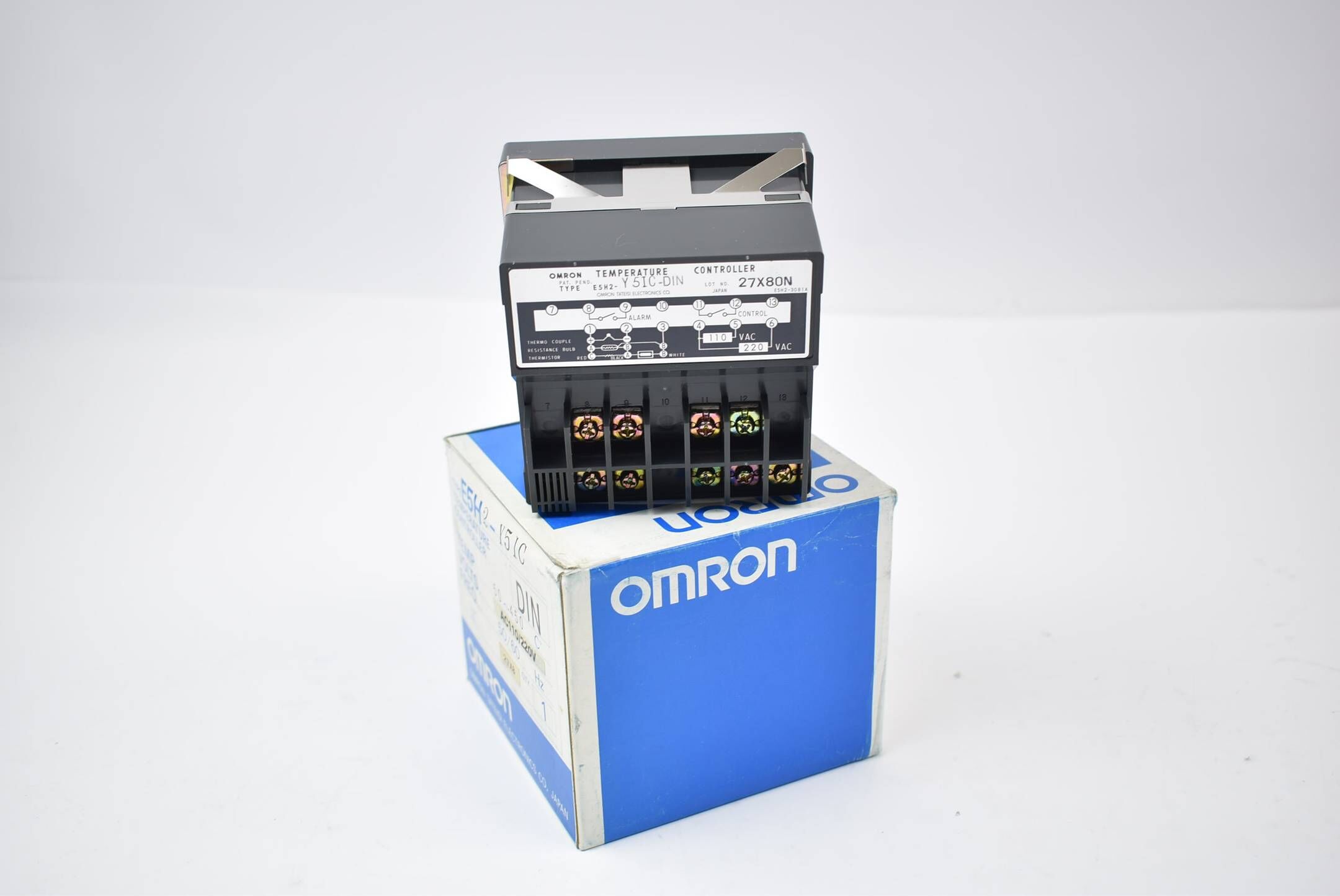 Omron Temperature Controller E5H2-Y5IC DIN 50-450 °C 110 / 220 VAC