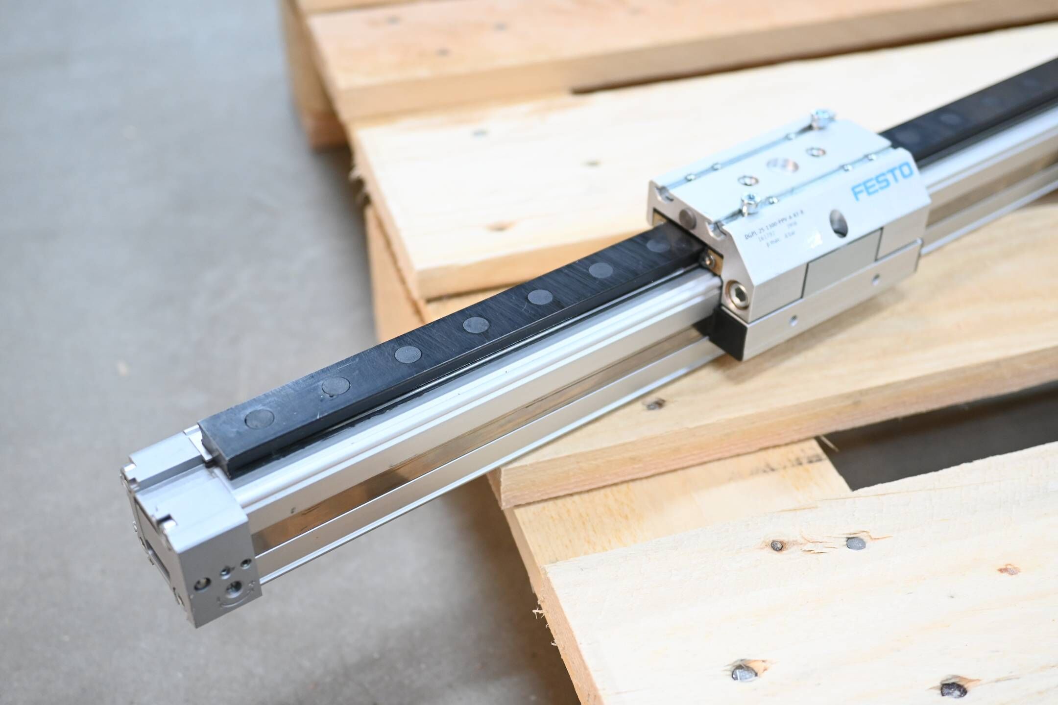 Festo Linearantrieb DGPL-25-1300-PPV-A-KF-B ( 161792 )