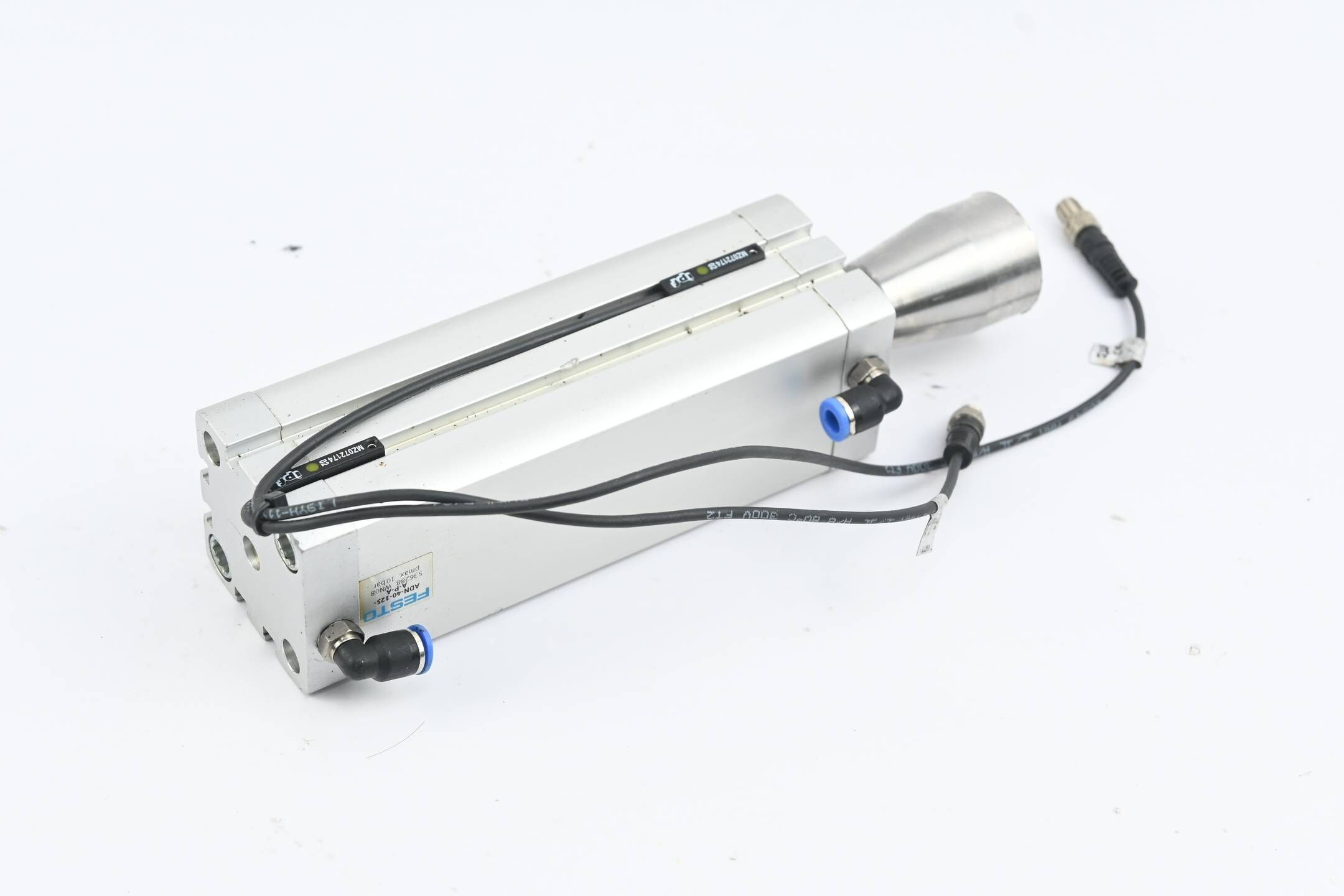 Festo Kompaktzylinder ADN-40-125-A-P-A ( 536288 ) inkl. 2x Ipf MZ072174
