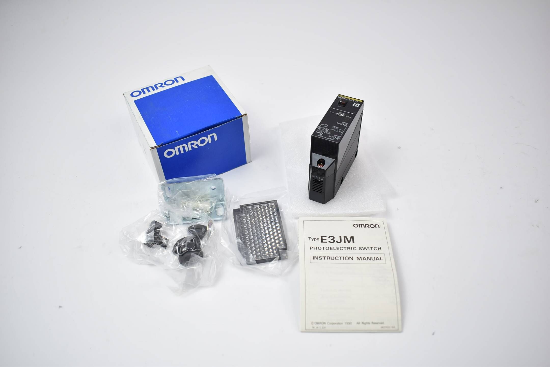 Omron Photoelectric Switch 24-240 VAC 12-240 VDC E3JM-R4S4-G