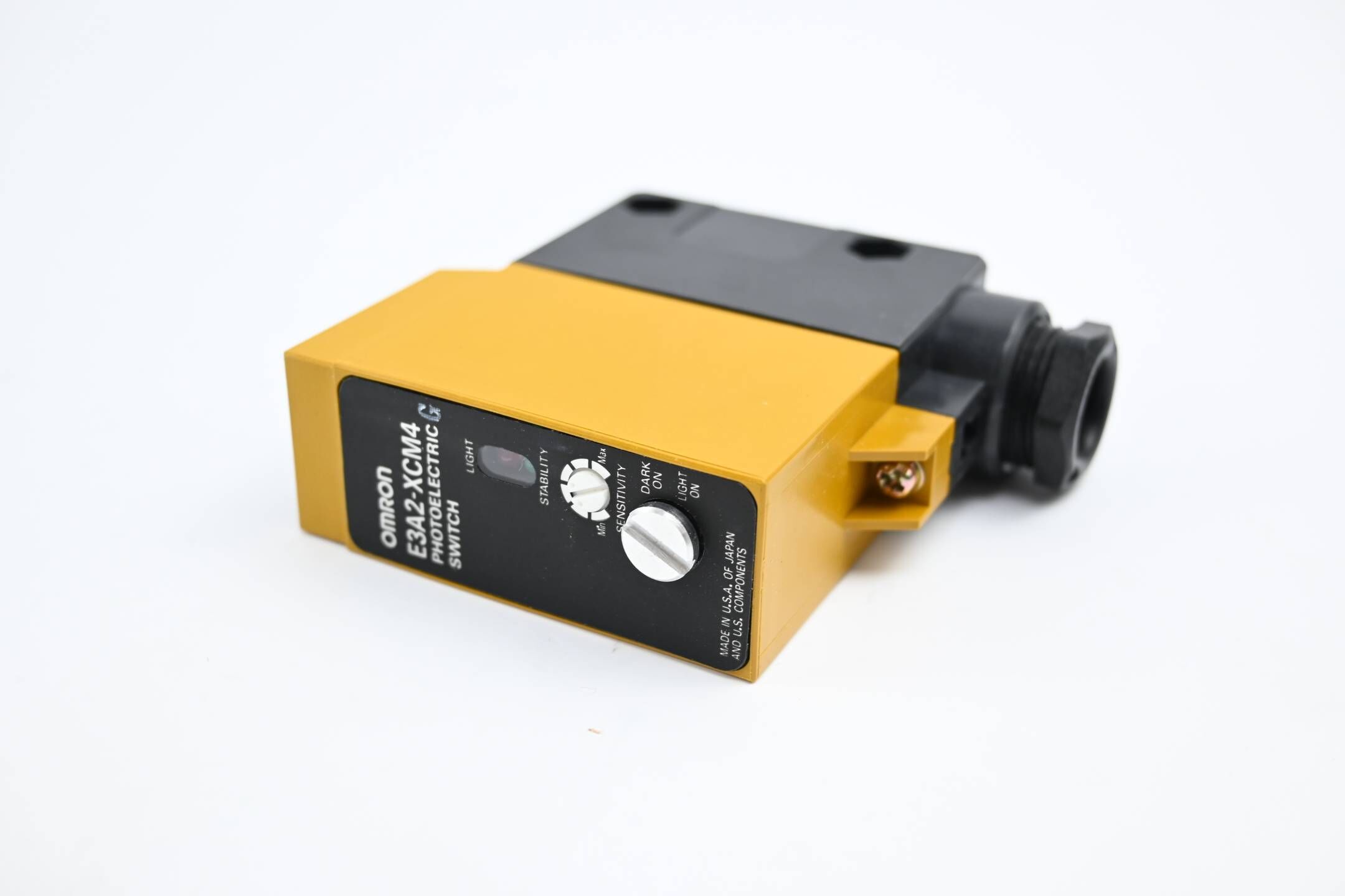 Omron Photoelectric Switch 12-240 VDC 24-240 VAC ( E3A2-XCM4-G )