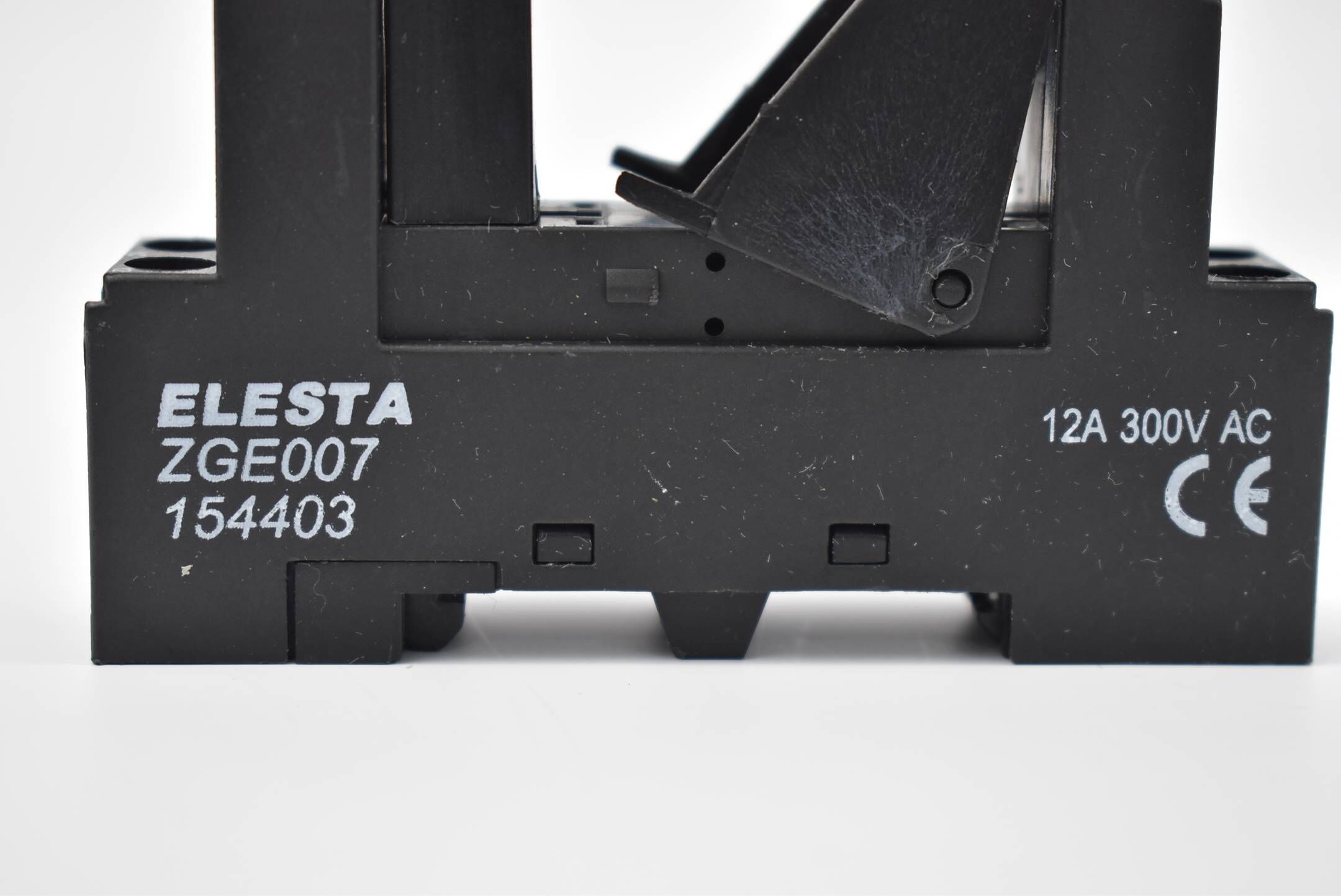 Elesta Relaissockel 154403 ( 12A 300V ) inkl. Relais SGR 282 ( 119644 )