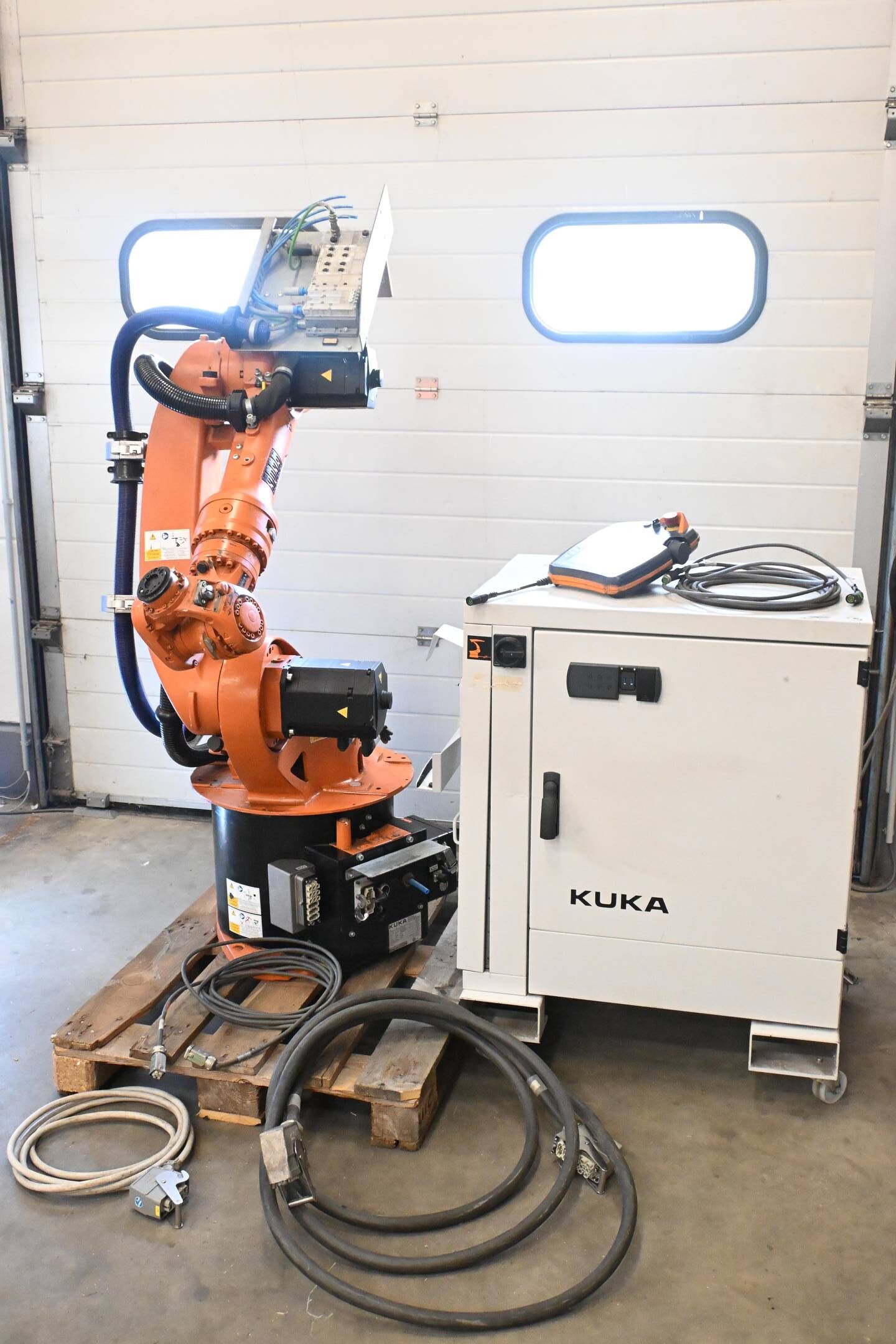 Kuka Industrieroboter KR 16-2 inkl. Schaltschrank VKR C4 + Panel 00-216-801