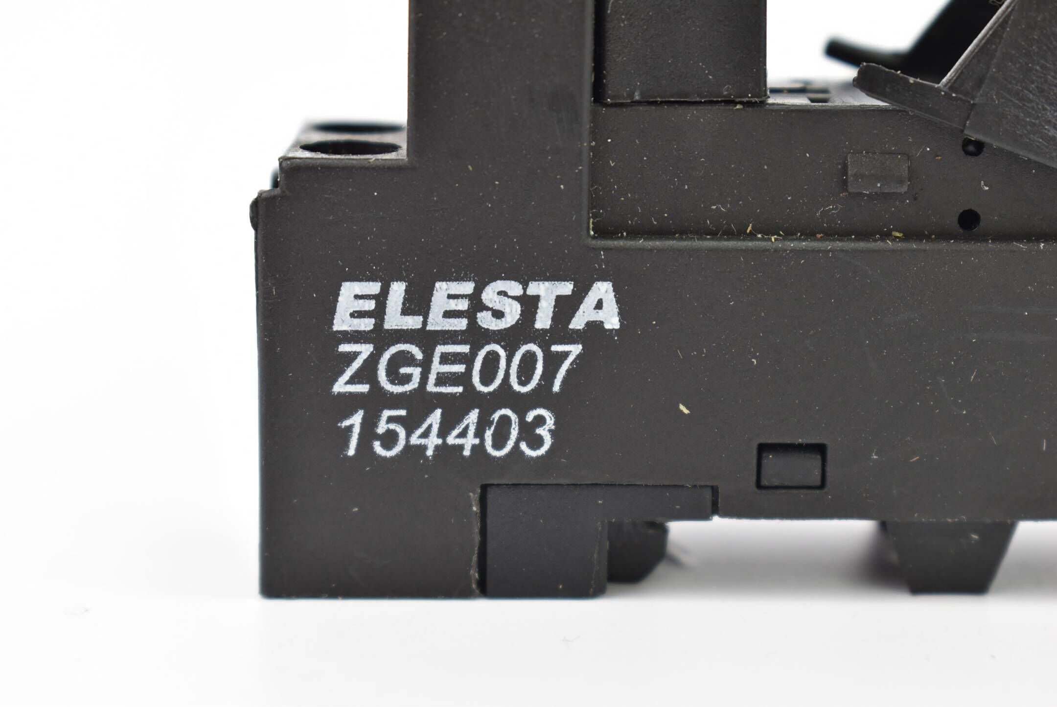 Elesta Relaissockel 12A 300VAC ZGE007 + Relais 24VDC 8A 250VAC SGR282