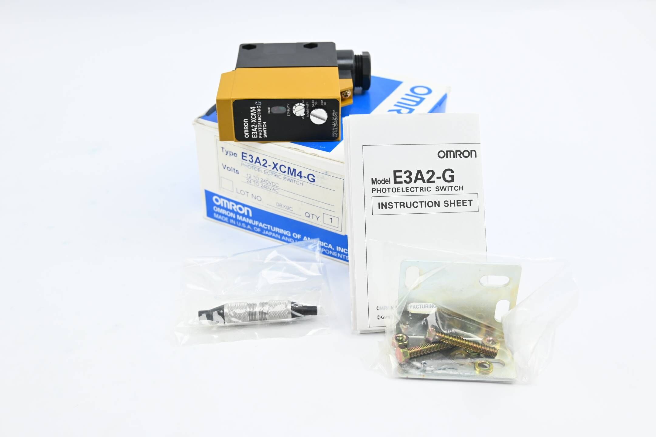 Omron Photoelectric Switch 12-240 VDC 24-240 VAC ( E3A2-XCM4-G )