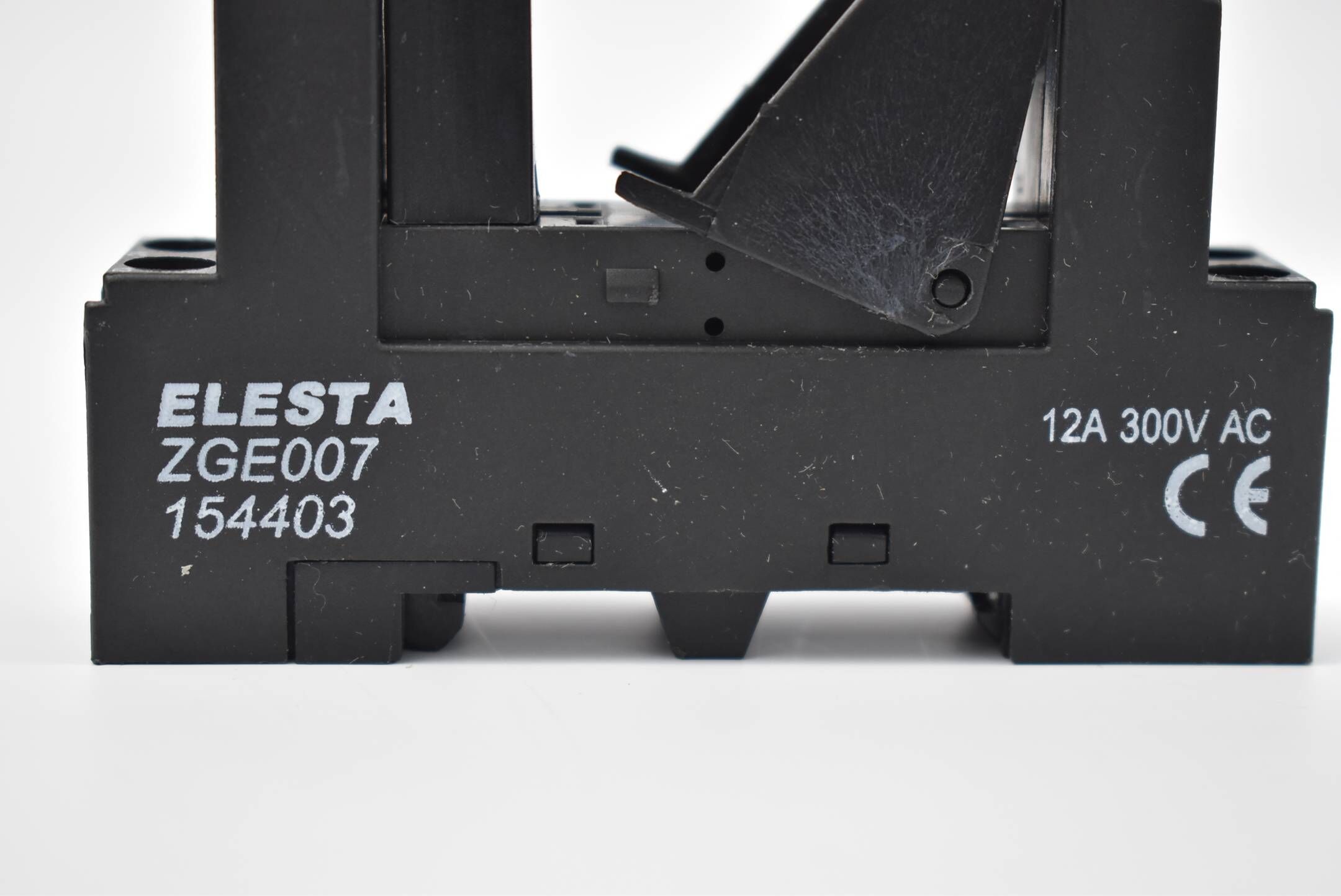 Elesta Relaissockel 154403 ( 12A 300V ) inkl. Relais SGR 282 ( 119644 )