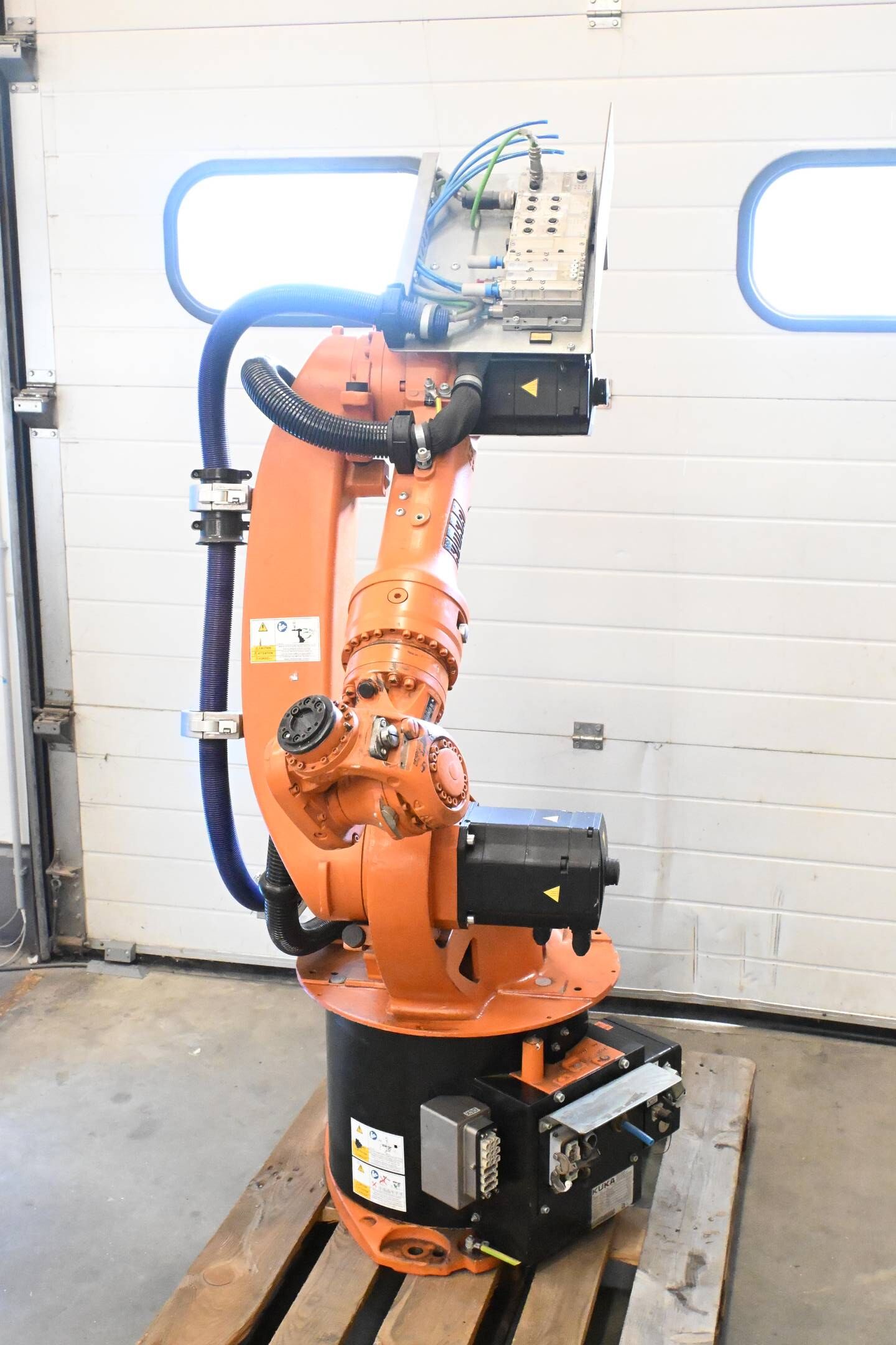 Kuka Industrieroboter KR 16-2 inkl. Schaltschrank VKR C4 + Panel 00-216-801