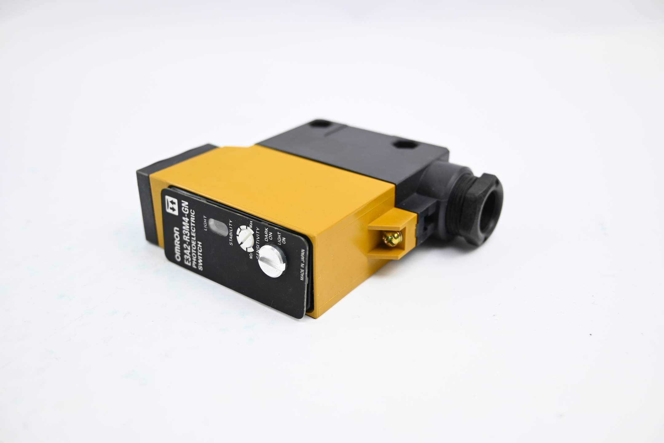 Omron Photoelectric Switch 24-240VAC 12-240VDC ( E3A2-R3M4-GN )