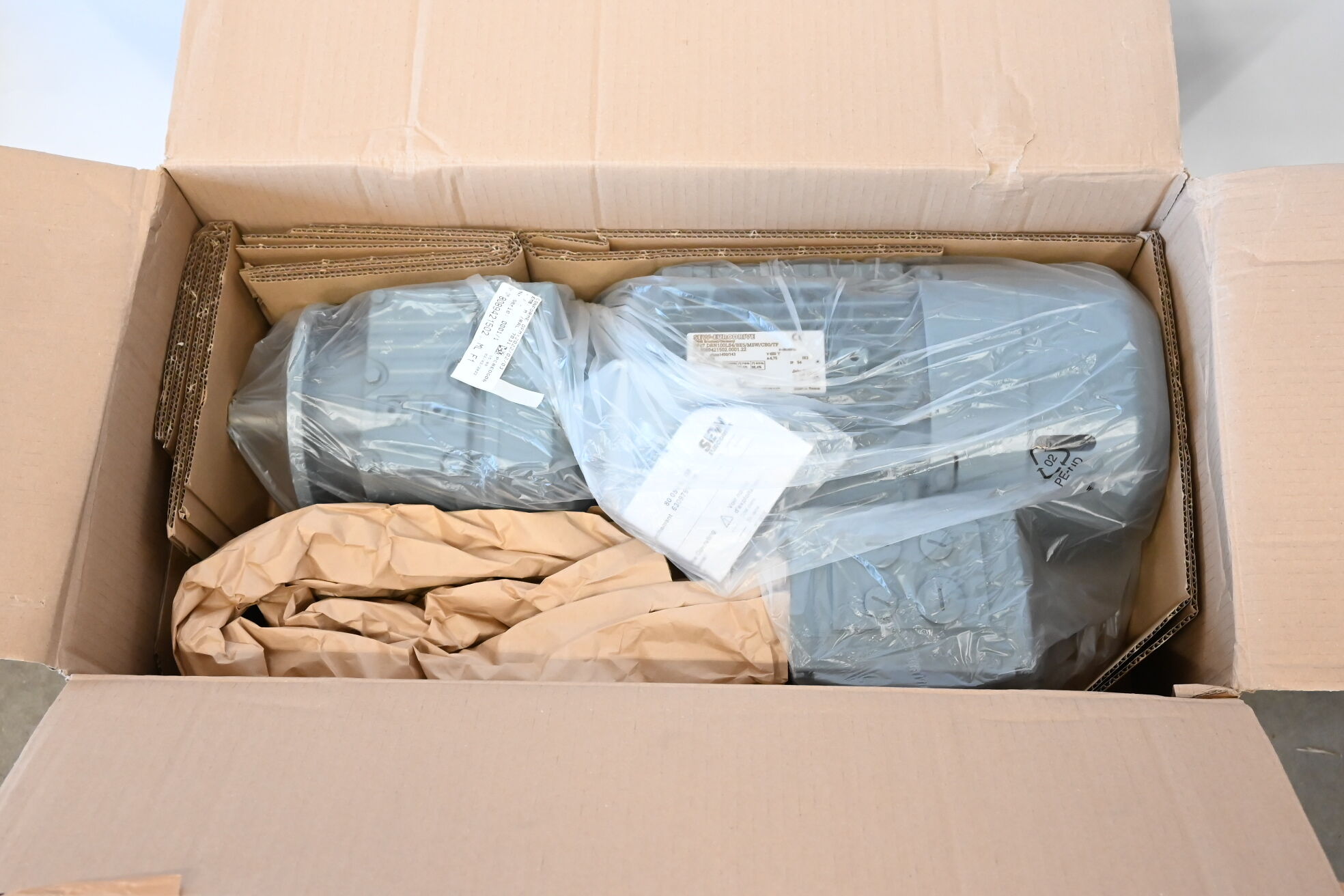 SEW Getriebemotor RF47 DRN100LS4/BE5/MSW/CB0/TF ( RF47DRN100LS4/BE5/MSW/CB0/TF )