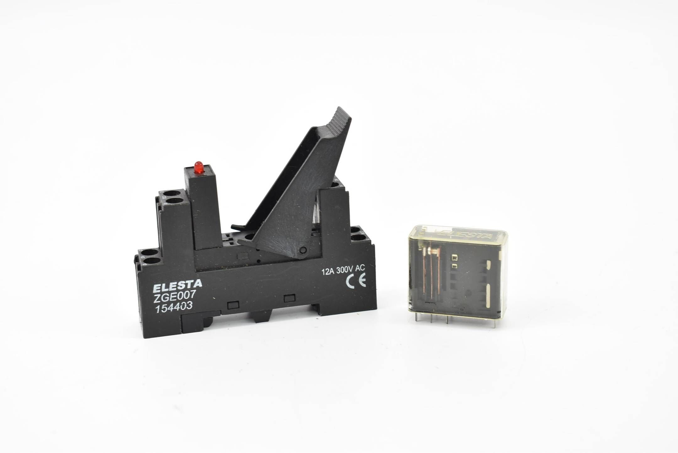 Elesta Relaissockel 12A 300VAC ZGE007 + Relais 24VDC 8A 250VAC SGR282