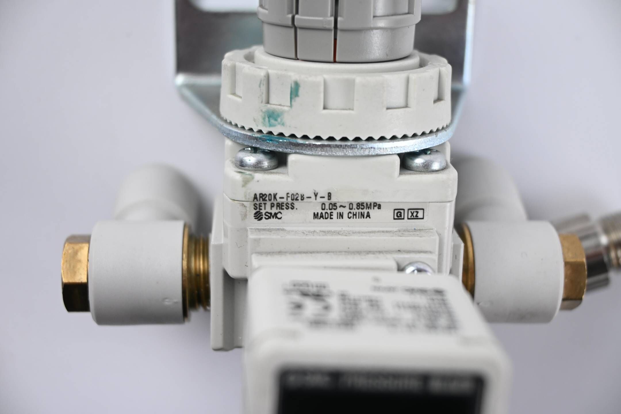 SMC Druckregler AR20K-F02B-Y-B inkl. Druckschalter ISE40A-01-Y