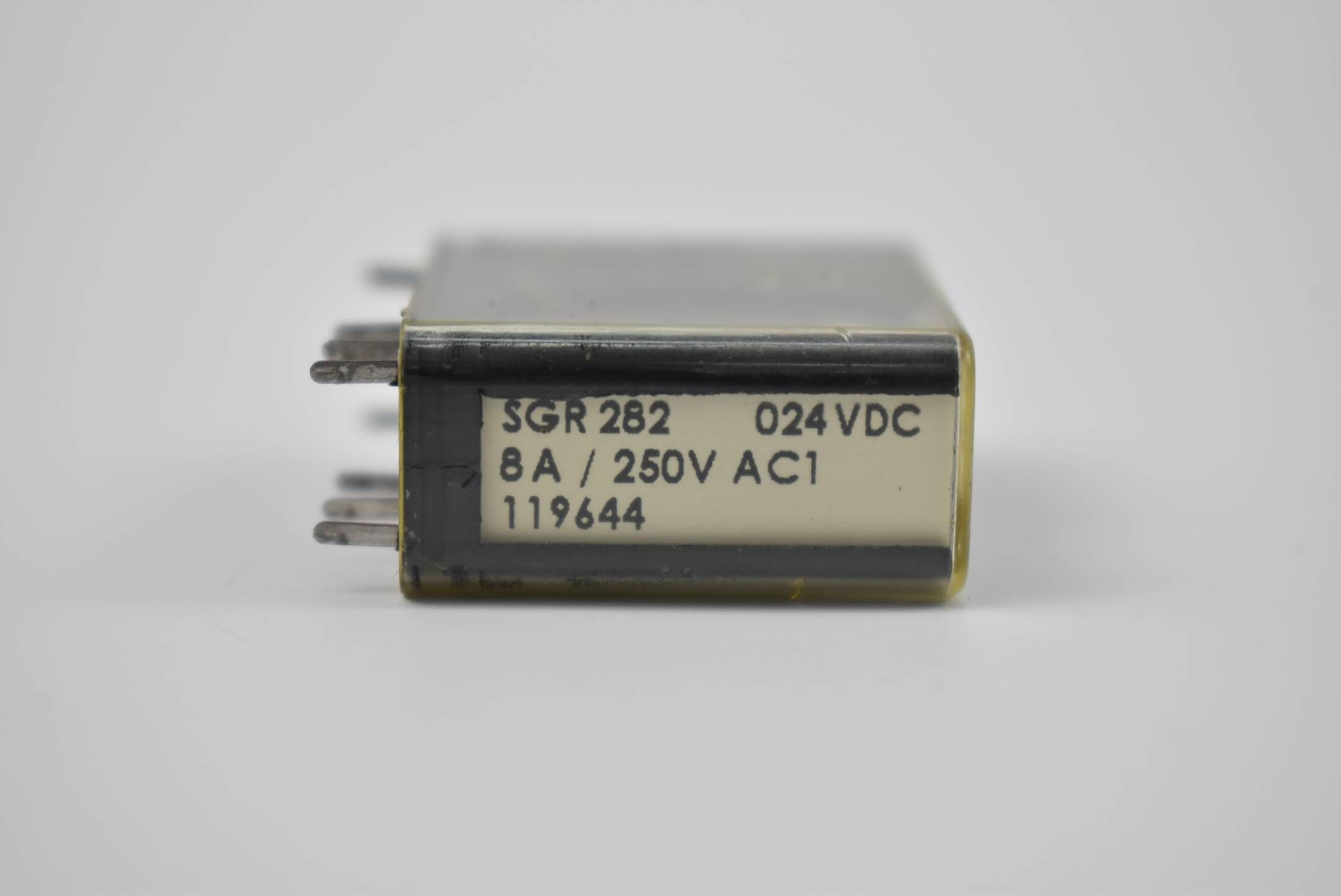 Elesta Relaissockel 154403 ( 12A 300V ) inkl. Relais SGR 282 ( 119644 )