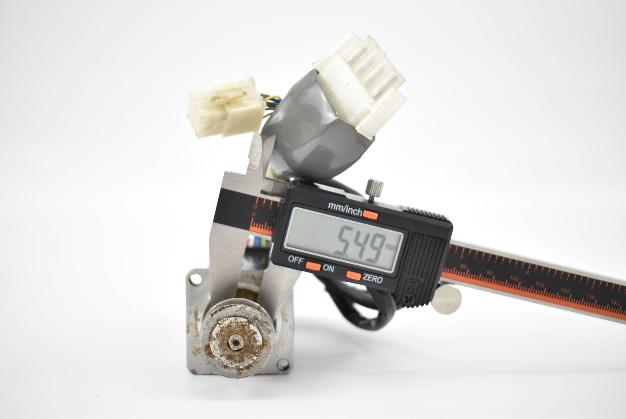 Yaskawa AC Servomotor SGM-A5A3F-J43 ( 3000 U/min. )