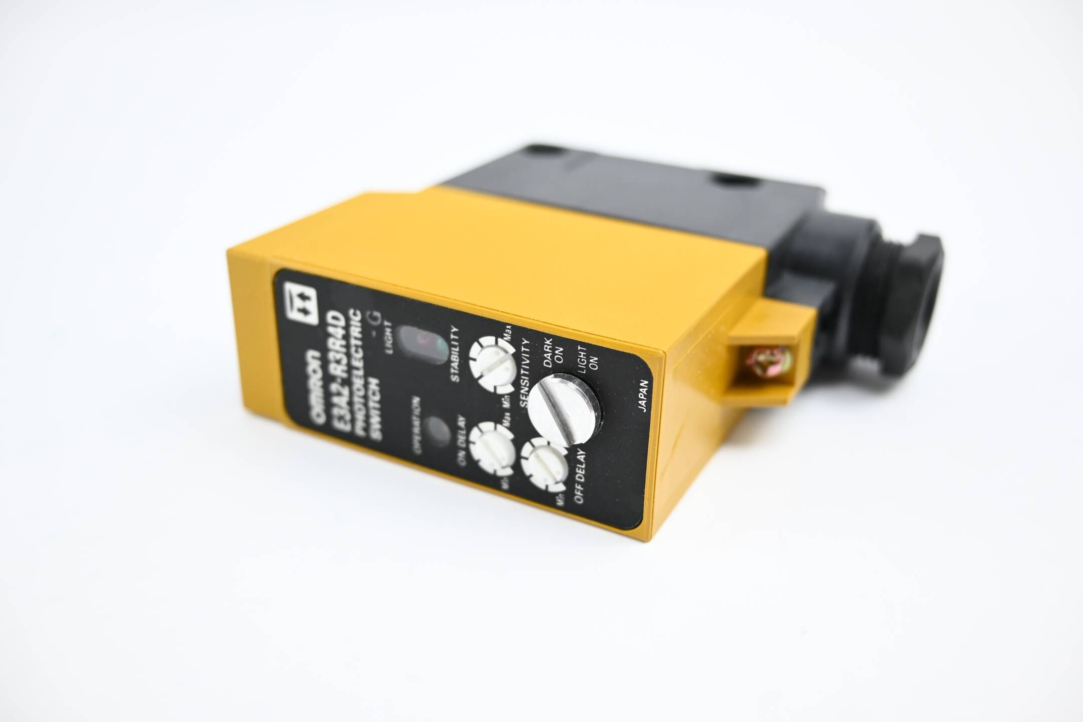 Omron Photoelectric Switch 24-240 VAC 12-240 VDC ( E3A2-R3R4D-G )