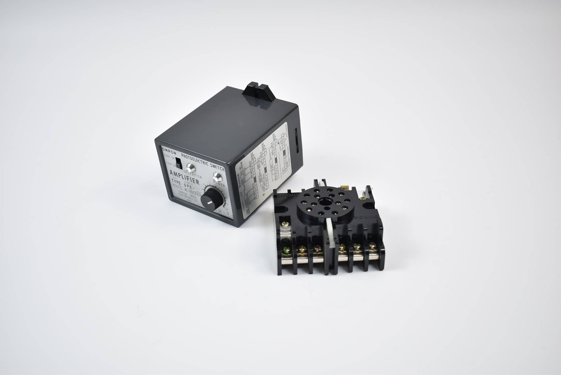 Omron Photoelectric Switch Amplifier OPE-B ( AC 110 / 220 V )